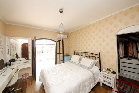 Casa à venda com 240m², 3 quartos e 2 vagas Casa à venda com 240m², 3 quartos e 2 vagasSuíte