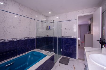 Casa de condomínio para alugar com 251m², 4 quartos e 2 vagasBanheiro da Suíte