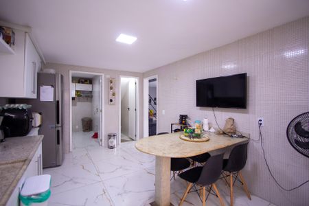 Casa de condomínio para alugar com 251m², 4 quartos e 2 vagasCozinha