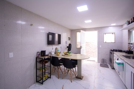 Casa de condomínio para alugar com 251m², 4 quartos e 2 vagasCozinha