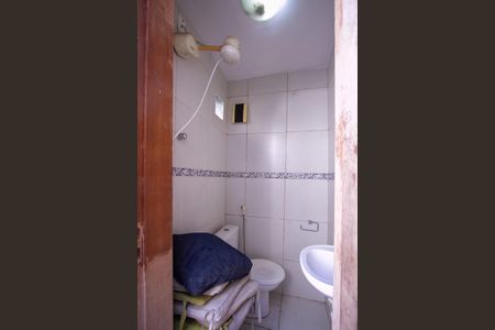 Casa de condomínio para alugar com 251m², 4 quartos e 2 vagasBanheiro de serviço