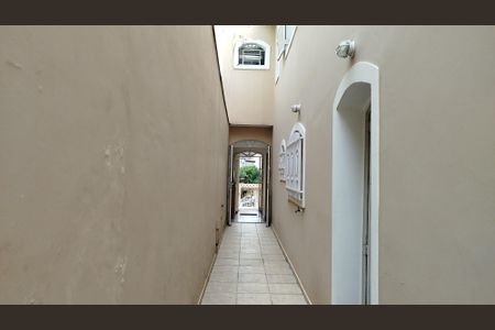 Casa à venda com 226m², 3 quartos e 4 vagasCorredor de acesso lateral