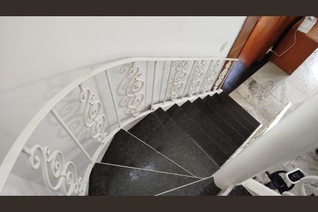 Casa à venda com 226m², 3 quartos e 4 vagasEscada