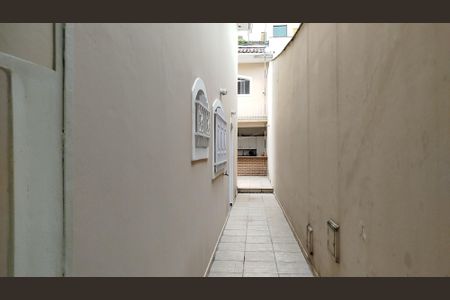 Casa à venda com 226m², 3 quartos e 4 vagasCorredor de acesso lateral