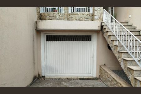 Casa à venda com 226m², 3 quartos e 4 vagasFachada - portão da garagem coberta