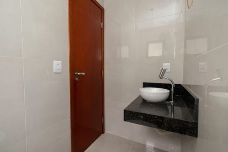 Casa à venda com 110m², 3 quartos e 2 vagas Casa à venda com 110m², 3 quartos e 2 vagasBanheiro Social
