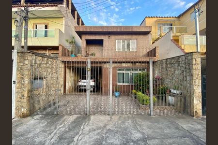 Casa à venda com 180m², 3 quartos e 2 vagas Casa à venda com 180m², 3 quartos e 2 vagasFachada
