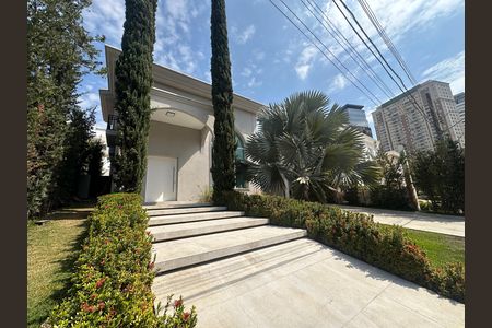 Casa para alugar com 412m², 4 quartos e 4 vagas Casa para alugar com 412m², 4 quartos e 4 vagasFachada