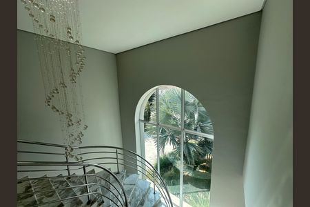 Casa para alugar com 412m², 4 quartos e 4 vagas Casa para alugar com 412m², 4 quartos e 4 vagasEscada