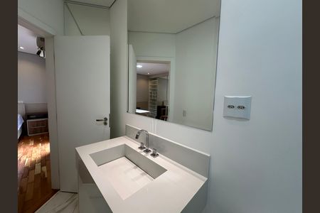 Casa para alugar com 412m², 4 quartos e 4 vagas Casa para alugar com 412m², 4 quartos e 4 vagasBanheiro da Suíte 1