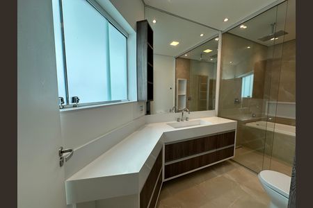 Casa para alugar com 412m², 4 quartos e 4 vagas Casa para alugar com 412m², 4 quartos e 4 vagasBanheiro da Suíte 3