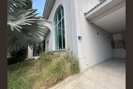 Casa para alugar com 412m², 4 quartos e 4 vagas Casa para alugar com 412m², 4 quartos e 4 vagasFachada