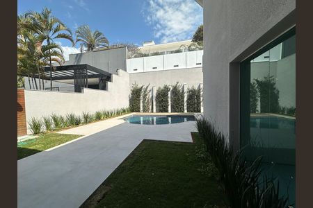 Casa para alugar com 412m², 4 quartos e 4 vagas Casa para alugar com 412m², 4 quartos e 4 vagasQuintal