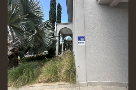 Casa para alugar com 412m², 4 quartos e 4 vagas Casa para alugar com 412m², 4 quartos e 4 vagasFachada