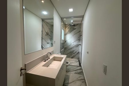 Casa para alugar com 412m², 4 quartos e 4 vagas Casa para alugar com 412m², 4 quartos e 4 vagasBanheiro da Suíte 1