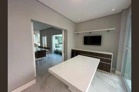 Casa para alugar com 412m², 4 quartos e 4 vagas Casa para alugar com 412m², 4 quartos e 4 vagasCozinha