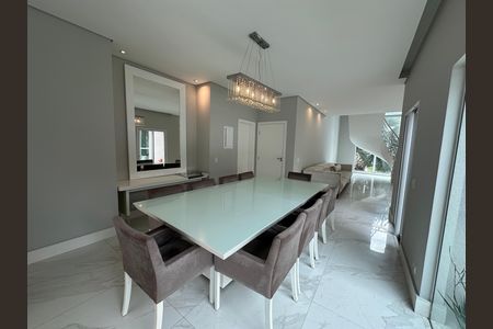 Casa para alugar com 412m², 4 quartos e 4 vagas Casa para alugar com 412m², 4 quartos e 4 vagasSala de Jantar