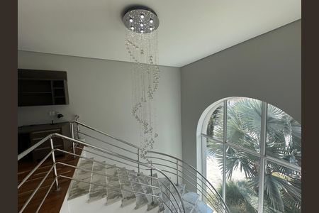 Casa para alugar com 412m², 4 quartos e 4 vagas Casa para alugar com 412m², 4 quartos e 4 vagasEscada