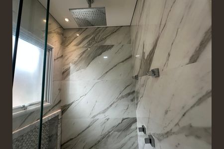 Casa para alugar com 412m², 4 quartos e 4 vagas Casa para alugar com 412m², 4 quartos e 4 vagasBanheiro da Suíte 1