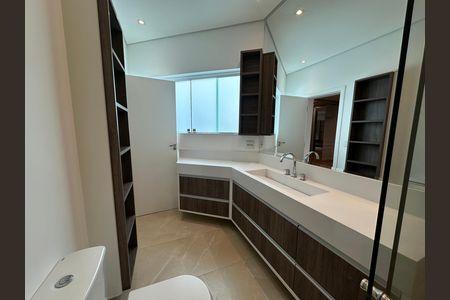 Casa para alugar com 412m², 4 quartos e 4 vagas Casa para alugar com 412m², 4 quartos e 4 vagasBanheiro da Suíte 3