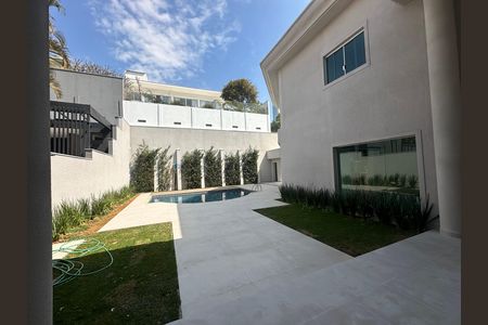 Casa para alugar com 412m², 4 quartos e 4 vagas Casa para alugar com 412m², 4 quartos e 4 vagasQuintal