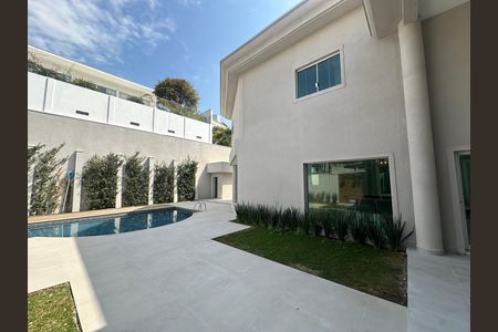 Casa para alugar com 412m², 4 quartos e 4 vagas Casa para alugar com 412m², 4 quartos e 4 vagasQuintal