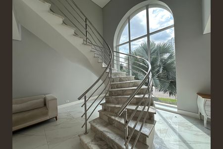 Casa para alugar com 412m², 4 quartos e 4 vagas Casa para alugar com 412m², 4 quartos e 4 vagasEscada