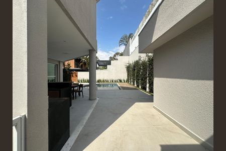 Casa para alugar com 412m², 4 quartos e 4 vagas Casa para alugar com 412m², 4 quartos e 4 vagasQuintal