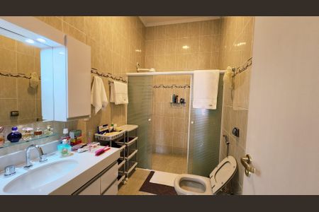 Casa à venda com 436m², 4 quartos e 6 vagas Casa à venda com 436m², 4 quartos e 6 vagasBanheiro da Suíte 1