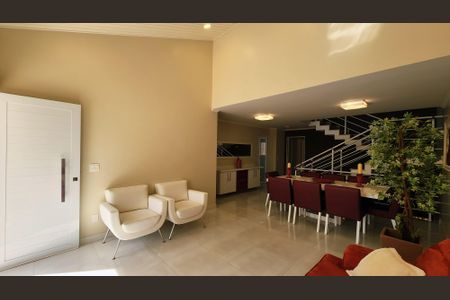 Casa à venda com 436m², 4 quartos e 6 vagas Casa à venda com 436m², 4 quartos e 6 vagasSala de Estar