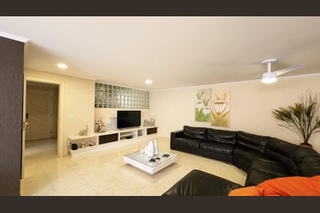 Casa à venda com 436m², 4 quartos e 6 vagas Casa à venda com 436m², 4 quartos e 6 vagasSala de TV