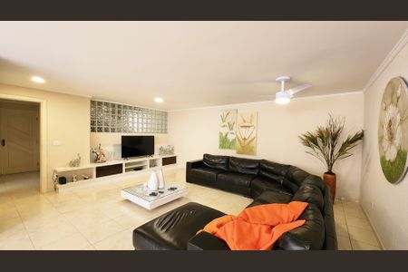 Casa à venda com 436m², 4 quartos e 6 vagas Casa à venda com 436m², 4 quartos e 6 vagasSala de TV