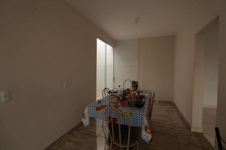 Casa à venda com 293m², 4 quartos e 6 vagasSala