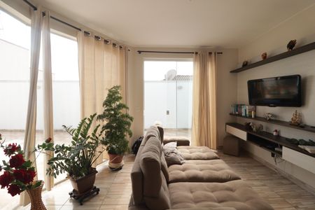 Casa à venda com 293m², 4 quartos e 6 vagasSala