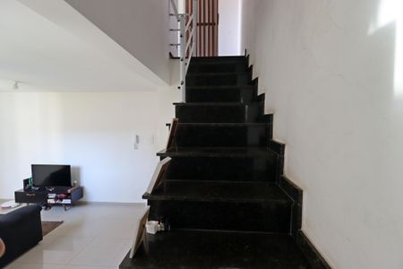 Apartamento à venda com 100m², 2 quartos e 1 vagaEscada