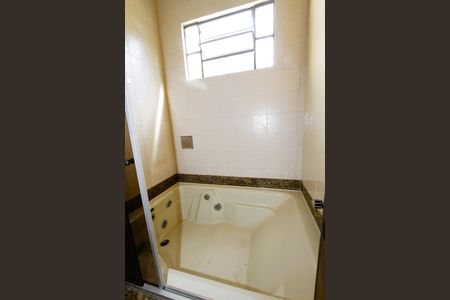 Casa à venda com 366m², 4 quartos e 6 vagasBanheiro da Suíte 1