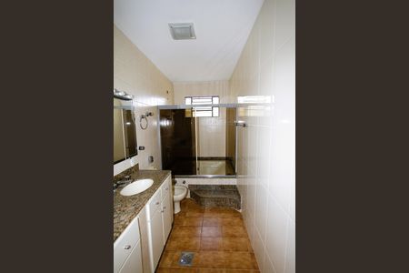 Casa à venda com 366m², 4 quartos e 6 vagasBanheiro da Suíte 1