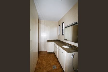 Casa à venda com 366m², 4 quartos e 6 vagasBanheiro da Suíte 1