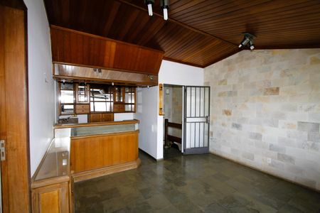 Casa à venda com 366m², 4 quartos e 6 vagasSalão