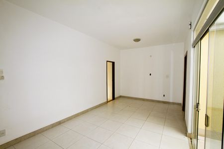 Casa à venda com 366m², 4 quartos e 6 vagasSala