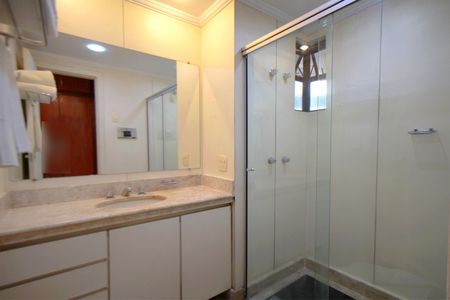 Banheiro da Suite de kitnet/studio para alugar com 1 quarto, 42m² em Savassi, Belo Horizonte