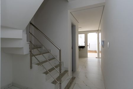 Casa à venda com 90m², 2 quartos e 2 vagas Casa à venda com 90m², 2 quartos e 2 vagasSala