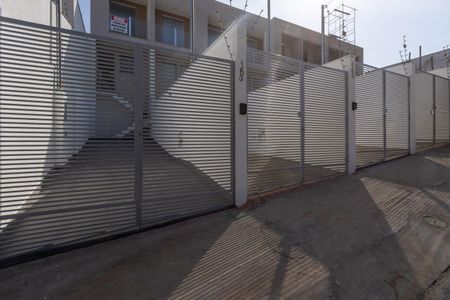 Casa à venda com 90m², 2 quartos e 2 vagas Casa à venda com 90m², 2 quartos e 2 vagasFachada