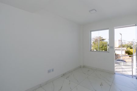Casa à venda com 90m², 2 quartos e 2 vagas Casa à venda com 90m², 2 quartos e 2 vagasSala