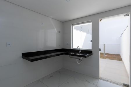 Casa à venda com 90m², 2 quartos e 2 vagas Casa à venda com 90m², 2 quartos e 2 vagasCozinha