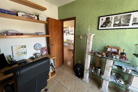 Casa à venda com 350m², 4 quartos e 2 vagas Casa à venda com 350m², 4 quartos e 2 vagasEscritorio