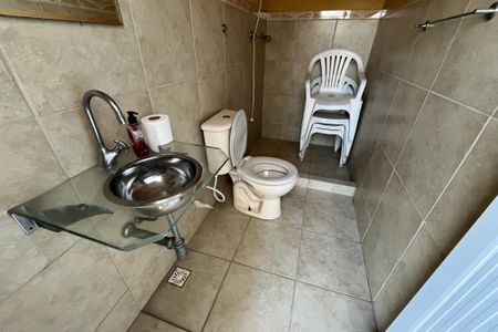 Casa à venda com 350m², 4 quartos e 2 vagas Casa à venda com 350m², 4 quartos e 2 vagasBanheiro da piscina