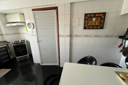 Casa à venda com 350m², 4 quartos e 2 vagas Casa à venda com 350m², 4 quartos e 2 vagasCozinha