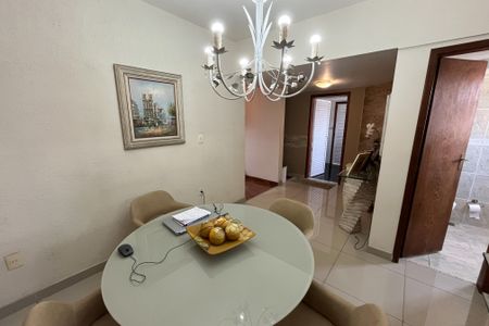 Casa à venda com 350m², 4 quartos e 2 vagas Casa à venda com 350m², 4 quartos e 2 vagasSala de Jantar