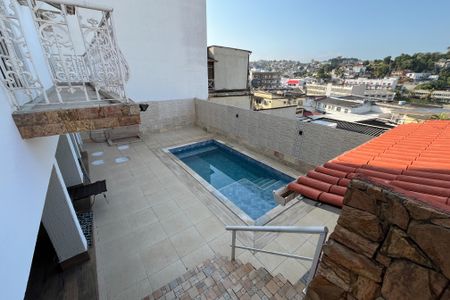 Casa à venda com 350m², 4 quartos e 2 vagas Casa à venda com 350m², 4 quartos e 2 vagasPiscina